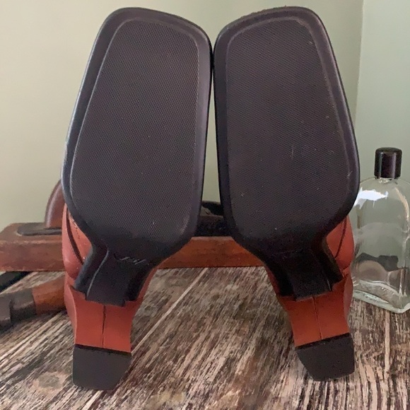 VS Chestnut Leather Block Heel Mules - Picture 9 of 16